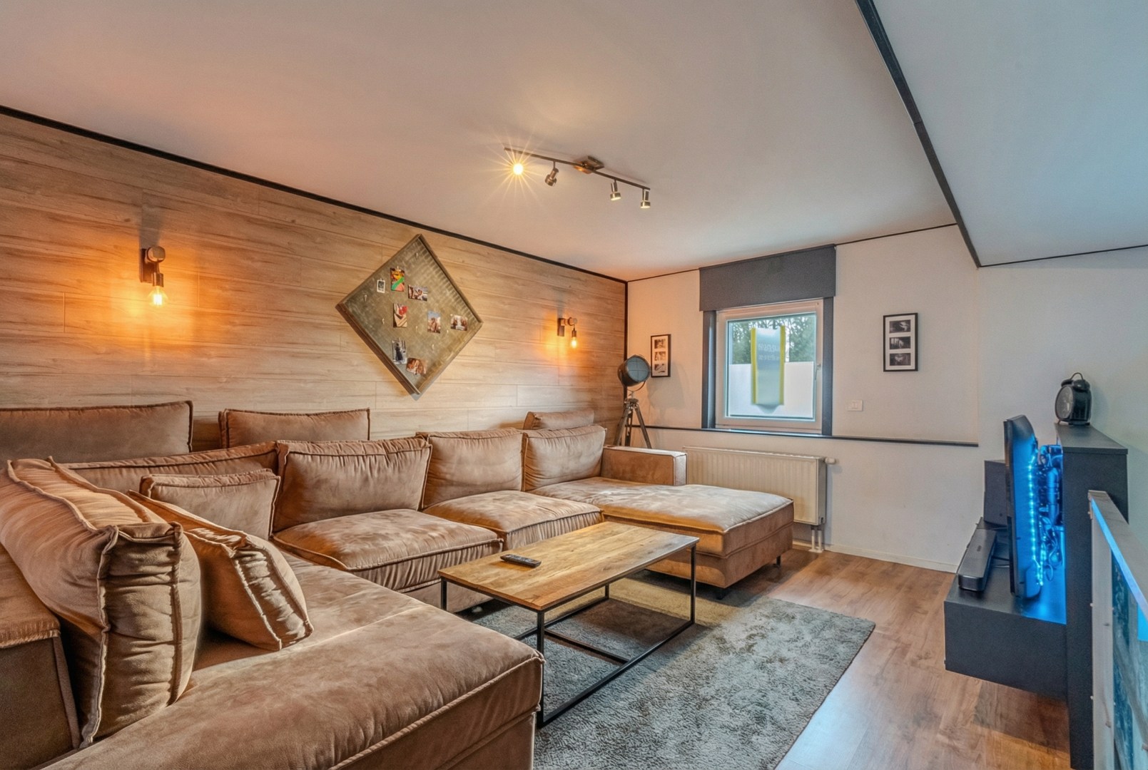 Grote woning met dubbele garage en atelier - foto 4