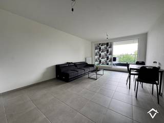 Dit appartement (C2.2) is gelegen op de 2de verdieping in de Residentie Brouwershof te Westrozebeke (Staden) en bestaat uit: inkomhal - toilet - badkamer - leefruimte - keuken - berging - 1 slaapkamer - terras - garagebox (GB1.04)<br /><br />Troeven van dit appartement: <br />- EPC-label A<br />- bewoonbare oppervlakte van 66 m²<br />- terras van 8,57 m²<br />- momenteel is het appartement met garagebox verhuurd aan 630 €/mnd<br /><br />Verkoop onder het stelsel van 21% BTW.