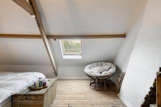 Op zoek naar een ruime gezinswoning met een centrale ligging? Dan is deze verzorgde rijwoning zeker een bezoek waard. Met een perceeloppervlakte van 140 m² en een bewoonbare oppervlakte van ca. 115 m² biedt deze woning een praktische indeling en heel wat mogelijkheden. Bovendien bevindt u zich op een steenworp van het centrum van Izegem, met winkels, scholen, openbaar vervoer en andere voorzieningen binnen handbereik.IndelingGelijkvloers- Voortuin- Lichtrijke inkomhal- Praktische bureauruimte, ideaal voor thuiswerk- Gezellige leefruimte- Volledig ingerichte keuken met eetplaats- Apart gastentoilet- Gezellige stadstuin- Wasplaats met aansluiting voor wasmachine en droogkastEerste verdieping- Twee volwaardige slaapkamers- Badkamer uitgerust met een inloopdouche en toiletTweede verdieping- Zeer ruime derde slaapkamer die eveneens kan dienen als hobbyruimte, speelkamer of master bedroomDeze woning combineert een aangename woonoppervlakte, een praktische indeling en een gunstige ligging, waardoor ze de ideale thuis vormt voor gezinnen, starters of wie op zoek is naar extra ruimte.Bestuursmaatregelen in het maatregelenregister: nee