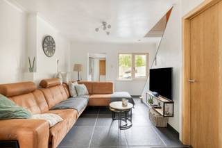 <p>Deze instapklare gezinswoning combineert ruimte, comfort en een rustige ligging op een uitstekende locatie. Met een bewoonbare oppervlakte van 149 m², twee volwaardige slaapkamers, een ruime garage en een onderhoudsvriendelijke tuin biedt deze woning alles wat een starter, jong gezin of koppel zoekt.</p>
<p>De lichtrijke leefruimte en eetplaats zorgen voor een aangename woonbeleving, terwijl de vernieuwde keuken praktisch werd ingericht met voldoende werk- en opbergruimte. Vanuit de keuken geniet je van een vlotte verbinding met het terras en de tuin, ideaal voor gezellige momenten met familie en vrienden.</p>
<p>Op de verdieping bevinden zich twee slaapkamer daarnaast beschikt de woning over een functionele badkamer met douche en enkele wastafel.</p>
<p>De woning behaalt bovendien een EPC-label C (296 kWh/m²jaar), waardoor er geen renovatieverplichting van toepassing is.</p>
<p>Indeling van de woning:<br />Gelijkvloers:<br />-Inkomhal</p>
-Lichtrijke leefruimte
<p>- Eetplaats</p>
- Vernieuwde keuken
<p>- Badkamer met douche en enkele wastafel + toilet</p>
- Zeer ruime garage met automatische poort
<p>- Toegang tot terras en tuin</p>
<br />Eerste verdieping:
<p>- 2 Volwaardige slaapkamers<br /><br />Buitenruimte</p>
<p>- Onderhoudsvriendelijke tuin</p>
<p>- Terras</p>
- Groen uitzicht achteraan<br /><br />Troeven:
<p>- Bewoonbare oppervlakte van 149 m²</p>
<p>- EPC-label C – geen renovatieverplichting</p>
<p>- Instapklare woning</p>
- Vernieuwde keuken
<p>- Zeer ruime garage met automatische poort</p>
- Dubbele beglazing
<p>- Veel natuurlijke lichtinval</p>
<p>-Onderhoudsvriendelijke tuin met terras</p>
- Ideaal voor starters, koppels of jonge gezinnen
<p>Bij Albert kom je thuis!</p>
<p>Bekijk alle details en boek uw bezoek via deze link:</p>