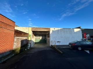 <strong>Lauwe - Industrieloods van 2000 m² te koop.</strong>
<ul><li>Betonnen vloer</li><li>Dakisolatie</li><li>Zonnepanelen inbegrepen</li><li>Verwarming op gas</li><li>Industriepoort voor vrachtwagens</li></ul>