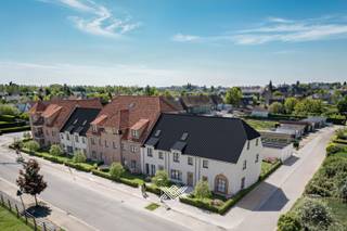 Deze penthouse met een oppervlakte van 78 m² is ingedeeld als volgt: een inkomhal met plaats voor een vestiairekast, een lichtrijke woonkamer bestaande uit een zithoek, eethoek met aansluitende de open keuken, een praktische berging, een afzonderlijk toilet, een volwaardige slaapkamer en een badkamer voorzien van een inloopdouche en enkele wastafel. Het terras van 10,05 m² is zuidoostelijk georiënteerd.<br /><br />D’Hulhaege is een bijna-energieneutraal (BEN) project. Zowel de appartementen als de woningen zijn uitgerust met een lucht-water warmtepomp, vloerverwarming en een ventilatiesysteem D, wat zorgt voor een stabiel en comfortabel binnenklimaat. Dankzij de uitstekende thermische en akoestische isolatie geniet u het hele jaar door van rust en een aangenaam klimaat. Grote ramen brengen overvloedig natuurlijk licht binnen, zonder oververhitting, en de slimme zonoriëntatie maximaliseert natuurlijke warmte en lichtinval.<br />Elke koper krijgt bovendien de mogelijkheid om zijn of haar woning of appartement volledig naar eigen smaak af te werken. Dankzij het ruime afwerkingsbudget voor keuken, vloerbekleding en sanitair, inbegrepen in de aankoopprijs, creëert u een woonst die volledig aansluit bij uw persoonlijke stijl en noden.<br /><br />Verlaagd BTW-tarief van 6% mogelijk op de volledige constructiewaarde, nu ook voor investeerders mits min. 15 jaar verhuur.<br /><br />Benieuwd? guillian@landbergh.be of 09 278 78 79.