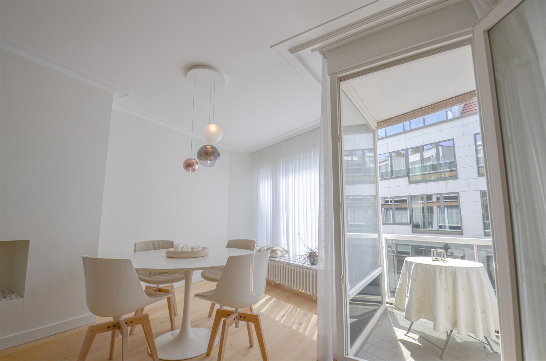 Appartement élégant et entièrement rénové, situé à distance de marche de la mer et du centre commercial. - photo 1