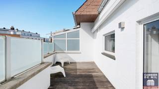 Exclusief bij Cambier De Nil - Instapklaar duplexappartement met zijdelings zeezicht, hartje Zoute.Indeling: Hal met vestiaire en toilet...