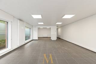 Instapklaar handelspand op een uitstekende zichtlocatie langs de verbindingsweg tussen Roeselare en Beitem. Dankzij de vlotte bereikbaarheid en...