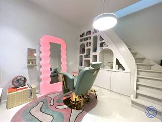 <p><span>Information commercial property:</span></p><p><span>Trading space of approximately 19</span><span><sup>m2</sup></span><span>.</span></p><p><span> </span></p><p><span>The indoor shopping center the 'New gangway' has 2 spacious entrances. One in the Korte Gasthuisstraat 25, this busy shopping street is part of the 'De Wilde Zee'; a busy shopping zone that has several car-free streets, with many well-known stores and restaurants. A 2nd impressive entrance to the well-known shopping street the Huidevettersstraat nr 42, this is the heart of the Antwerp Latin Quarter and well known for its luxury stores. The 'Nieuwe gaanderij' has recently received a refreshment, making this gallery shine as before.  </span></p><p><span> </span></p><p><span>Retail layout</span></p><ul><li><span>Retail space of approx. 10.</span><span><sup>5m2</sup></span><span> with a ceiling height of approx. 2.79m - large shop window.</span></li><li><span>Upper area of approx. 8,</span><span><sup>5m2</sup></span><span>, ideal as storage space. </span></li></ul><p><span> </span></p><ul><li><span>Possible infill: shop/boutique.</span></li></ul><p><span> </span></p><p><span>Rental Information:</span></p><ul><li><span>Rent: 800 EUR/month + 110 EUR expenses. </span></li><li><span>Available: 1/05/2026</span></li></ul><p><span> </span></p><ul><li><span>Property tax payable by the tenant: approx. 799 EUR.</span></li><li><span>General costs: approx. 110 EUR/month for heating, toilets in the corridor, maintenance and lighting of common parts, decoration, shutters,...</span></li><li><span>Security deposit: 6 months.</span></li><li><span>Individual consumption of electricity.</span></li></ul><p><span> </span></p><p><span>Building:</span></p><ul><li><span>Nicely maintained shopping gallery consisting of several commercial spaces on the ground floor and 6 floors of apartments. </span></li><li><span>EPC in application.</span></li></ul><p><span> </span></p><p><span>Location:</span></p><ul><li><span>On excellent location in the famous New Gallery with numerous boutiques.</span></li><li><span>Connection between the shopping streets of Wilde zee and Huidevettersstraat. </span></li><li><span>MOBISCORE: 9,9/10!</span></li></ul><p><span> </span></p><p><span>*The information in this prospect is for informational purposes: prospective tenants should make their own business of obtaining, verifying and interpreting this information.</span></p><p><span> </span></p>