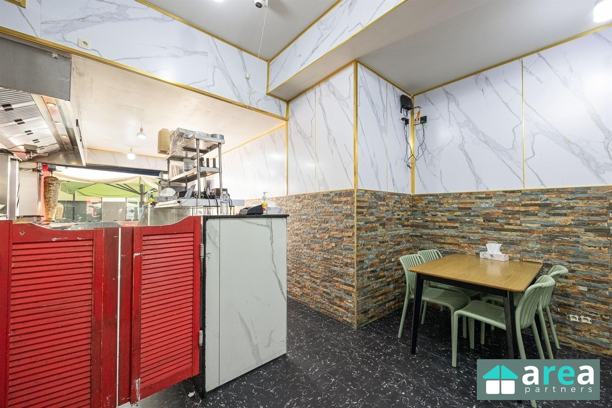 Opbrengsteigendom met handelszaak en 6 studio's in stadsbuurt! - foto 4