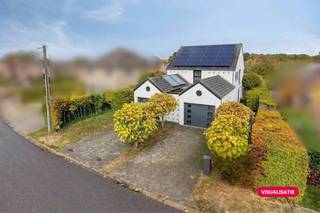 Laat je verrassen: een zee van ruimte en licht in Geel.<br /><br />Zoek je een woning die méér biedt dan de buitenkant doet vermoeden? Achter deze gevel schuilt een uniek, speels ingedeeld en verrassend ruim huis dat je echt van binnenuit moet beleven. Grote ramen trekken het daglicht rijkelijk binnen en bieden een prachtig uitzicht op de tuin.<br /><br />Indeling &amp; Comfort:<br />- Inkom met gastentoilet &amp; aparte bureauruimte.<br />- Gezellige woonkamer op 2 niveaus &amp; volledig ingerichte keuken met berging.<br />- 4 slaapkamers &amp; complete badkamer (bad en douche).<br />- 2 inpandige garages.<br />- Gigantische kelder (160m²): perfect voor stockage, hobby, werk of wellness.<br /><br />Vakantie in eigen tuin:<br />Het omheinde perceel van 747m² is een oase van rust. Geniet in alle privacy van het zwembad, het overdekte terras en het tuinhuis met privésauna.<br /><br />Helemaal klaar voor de toekomst:<br />De woning is supercomfortabel en energiezuinig dankzij zonnepanelen, een zonneboiler, airco en een conforme elektriciteit.<br /><br />Kom binnen kijken. Foto’s vertellen hier maar het halve verhaal. Dit huis moet je binnenstappen om de unieke sfeer en ruimte te voelen. Plan snel je bezoek.<br /><br />De AI-visualisaties zijn bedoeld als inspiratie. Er werd geen rekening gehouden met technische specificaties, stedenbouwkundige voorschriften of de concrete mogelijkheden tot realisatie.<br /><br />Bestuursmaatregelen in het maatregelenregister: nee