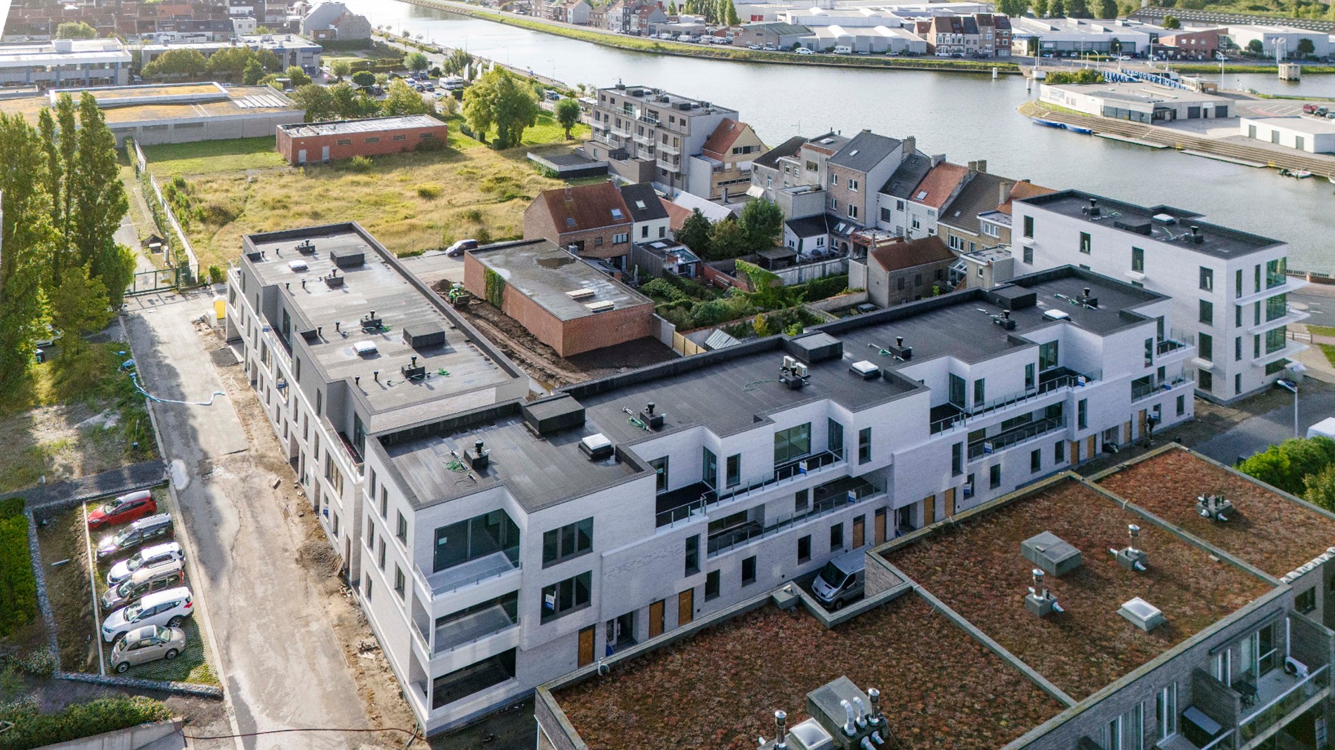 Logement neuf de plain-pied avec une vue magnifique sur un jardin intérieur entièrement aménagé. - photo 3