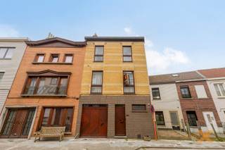 GROTE STADSWONING MET GARAGE EN TUIN op wandelafstand van historische binnenstad. Woning bestaande uit: Gelijkvloers: Inkomhal, garage, kelder (24m2), badkamer/wasplaats (douche, toilet, aansluiting wasmachine), woonkamer met houtstoof, volledig vernieuwde keuken met ontbijttafel (Vaatwas, kookplaat, dampkap, microgolfoven, heteluchtoven, stoomoven, dubbel spoeltafel - AEG en Bosch) en achterdeur naar terras (17m2) en zuid-west gerichte ruime stadstuin. 1e verdieping: nachthal, 3 slaapkamers (20,7 - 13,4 - 11,7m2), badkamer (lavabomeubel, douche, toilet). 2e verdieping: nachthal, grote slaapkamer (26m2) en zolderruimte (24m2 - mogelijkheid om inrichten - planken vloer en dakraam). Centrale verwarming op aardgas, houten ramen dubbel glas. Alle winkels - scholen - openbaar vervoer - enz. vlakbij!! DEZE GROTE STADSWONING IS IDEAAL VOOR EEN GROOT GEZIN, ABSOLUTE TOPWONING!! BEZOEKMOMENT ZATERDAG 13 juni 2026 vanaf 9u, enkel mogelijk op afspraak via mail.