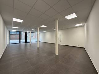 Op zoek naar een goed gelegen en instapklaar handelspand of kantoorruimte in het centrum van Temse?<br /><br />Deze moderne en recente ruimte van 90 m² biedt een open indeling met veel mogelijkheden voor commerciële of professionele activiteiten.<br />De grote open ruimte wordt aangevuld met een aparte keuken/berging en een afzonderlijk toilet.<br /><br />Het pand is voorzien van een energiezuinige warmtepomp (verwarming en airco) en beschikt over een gunstig energielabel A, wat zorgt voor een comfortabel en duurzaam gebruik.<br /><br />Op korte termijn beschikbaar, volgens afspraak.