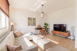 <p>Located at 28 Beschavingstraat—a wide, residential street in the heart of the sought-after Expo or Exhibition District—this fully renovated 2-bedroom apartment is situated on the second floor of a small-scale, similarly renovated building.</p><p>The apartment combines modern living comfort with a quiet and green setting. From the apartment, you can enjoy a pleasant view toward Mastvestpark. The spacious terrace, measuring approximately 6 m², provides a lovely outdoor space to enjoy the surroundings. Inside, the apartment has been completely renovated and features two bedrooms. Technically and energetically, everything is in excellent condition: an EPC rating of B and a code-compliant electrical system. A private basement storage unit provides additional practical storage space. The small-scale building has also been renovated and is managed without a property manager.</p><p>Quiet and green living in the Expowijk<br />Beschavingstraat is a wide, beautiful residential street, located on a side street off the well-known Jan Van Rijswijcklaan and on the border with Antwerp-South.<br />A major asset is the nearby Mastvestpark, with its pond and walking trail. It offers a pleasant green setting for a walk, a jog, or a quiet moment by the water. In addition, there are numerous sports facilities in the immediate vicinity.</p><p>The location is also exceptionally convenient. Via Jan Van Rijswijcklaan, you can easily reach Antwerp-South, and thanks to the proximity of the Antwerp Ring Road, the main in- and outbound highways are also easily accessible.</p><p>Highlights: fully renovated · 2 bedrooms · terrace approx. 6 m² · view toward Mastvestpark · EPC B · electrical system up to code · private basement storage · small-scale renovated building · no property manager · sought-after Expo/Exhibition District · wide residential street · easy access to Antwerp-South and the Ring.</p><p>In short: a move-in-ready apartment in a quiet, green, and strategic location, with Mastvestpark just a stone’s throw away.</p><p>Interested? Contact us for more information or to schedule a viewing: info@markasa.be or 03/827.72.92</p>