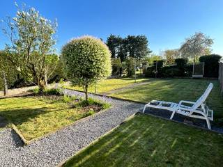 Gezellige, alleenstaande woning met 3 slaapkamers, tuin en veranda, gelegen op de Tiensesteenweg in Binkom<br />Busverbinding Leuven - Lubbeek - Tienen vlakbij<br />Vlotte bereikbaarheid naar Boutersem.