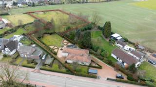 Belle maison avec beau jardin privé et prairie adjacente, avec une superficie totale de terrain de 5 908 m². La maison dispose d'un hall d'entrée...
