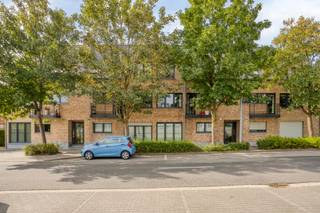 <p><strong><em>Welkom in Residentie Garden, waar comfortabel wonen en een uitstekende bereikbaarheid naadloos samenkomen. Dit instapklare duplex-appartement combineert een doordachte indeling met een warme uitstraling, twee mooie slaapkamers, een handige bergzolder en een eigen ondergrondse autostaanplaats. Hier geniet je van alle moderne gemakken op een toplocatie vlakbij het station van Herent.</em></strong></p><p><strong><em>Ook ideaal als investering.</em></strong></p><p> </p><p><em>Heb je interesse en wil jij als eerste de kans grijpen om jouw droomwoning te ontdekken? We trappen onze verkoop af met een </em><strong><em>exclusieve “Avant-Première” op vrijdag 18/09 en zaterdag 19/09</em></strong><em>. Plan nu jouw bezoek via de ‘Plan jouw bezoek’ knop. De richtprijs bedraagt 295.000 euro. De biedingstermijn loopt tot en met 21/09. Bekijk hieronder het Avant-première reglement.</em></p><p> </p><p>Via de gemeenschappelijke inkomhal met lift bereik je de eerste verdieping van het gebouw. Bij het betreden van het appartement komt u binnen in een verzorgde inkomhal met een gastentoilet en een praktische vestiairehoek.</p><p>De gezellige woonkamer vormt het hart van het appartement en valt meteen op door de aangename, natuurlijke lichtinval die de ruimte een open gevoel geeft. Aansluitend bevindt zich de open keuken, stijlvol afgewerkt met duurzame granieten werkbladen, waar je moeiteloos een heerlijke maaltijd bereidt.</p><p>Een aanpalende berging zorgt voor extra opslagruimte vlak bij het kookgedeelte.</p><p> </p><p>Via de trap bereik je de bovenliggende verdieping waar de nachthal toegang biedt tot twee comfortabele slaapkamers.</p><p>De complete badkamer is voorzien van een ligbad met douchemogelijkheid, een ingebouwd wastafelmeubel met spiegel- en kolomkast, een tweede toilet en een aansluiting voor een wasmachine.</p><p>Daarnaast beschikt het appartement over een riante bergzolder van 33m², ideaal voor het opbergen van seizoensgebonden spullen.</p><p> </p><p>Het wooncomfort stopt niet bij de voordeur. In de kelderverdieping heb je de beschikking over een privé-autostaanplaats, terwijl het gebouw tevens voorziet in een gemeenschappelijke fietsenstalling en een rustige tuin voor alle bewoners.</p><p> </p><p>Dankzij het energiezuinige karakter met een EPC van 123 kWh/m² (label B), een conforme elektrische installatie en de afwezigheid van asbest kies je hier voor een zorgeloos en toekomstbestendig appartement.</p><p>Het beheer van de residentie loopt via een syndicus. Maandelijkse kosten = 162 €/maand (incl brandverzekering en gebruik afvalcontainer).</p><p>Er zijn individuele tellers voor water -gas-elektriciteit.</p><p> </p><p>Bovendien bevindt alles zich op wandel- en fietsafstand: van lokale winkels, gezellige horeca en scholen tot het station van Herent.</p><p>Leuven is makkelijk bereikbaar met de fiets en de oprit van de E314 ligt op 10 min.</p><p> </p><p>Het appartement is direct beschikbaar en klaar om jou te verwelkomen voor een eerste kennismaking.</p>