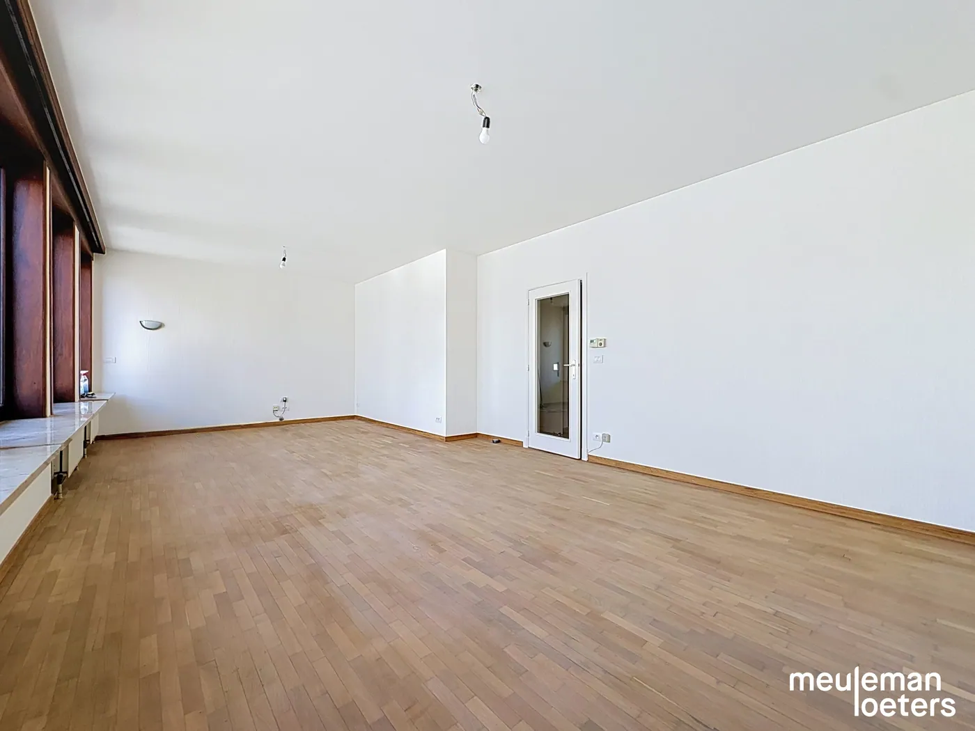 Ruim en lichtrijk appartement met twee slaapkamers in hartje Oostkamp - foto 4