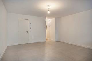 <strong>Instapklaar gelijkvloersappartement met terras!<br /><br />Bent u op zoek naar een centraal gelegen, instapklaar appartement met 2 ruime slaapkamers en een leuk terras? Kom dan zeker dit gerenoveerde appartement bekijken en reserveer je afspraak telefonisch tijdens volgende bezoekdagen: donderdag 11 december en zaterdag 13 december! Na je bezoek helemaal verkocht? Breng dan snel een bod uit voor 15/12 om 17u.<br /><br /></strong>Ontdek dit smaakvol gerenoveerde gelijkvloersappartement, gelegen in de centraal gelegen Landbouwstraat 96 te 2020 Antwerpen. Dit charmante appartement maakt deel uit van een kleinschalig gebouw met lage gemeenschappelijke kosten, zonder lift.<br /><br />Bij het betreden van het pand word je verwelkomd in een stijlvolle inkomhal, waar authentieke elementen op een geslaagde manier worden gecombineerd met moderne accenten. De leefruimte sluit naadloos aan op de volledig geïnstalleerde keuken, ideaal voor wie houdt van comfort en functionaliteit.<br /><br />Het appartement beschikt over twee volwaardige slaapkamers van respectievelijk 14 m² en 10 m². De moderne badkamer is uitgerust met een lavabomeubel en een ruime inloopdouche. Daarnaast is er een aparte toiletruimte, wat de privacy ten goede komt, en een wasplaats met doorgang naar het terras.<br /><br />Buiten geniet je van een rustig terras met sfeervolle begroeiing – een ideale plek om te ontspannen. Achteraan bevindt zich bovendien een handige tuinberging, perfect voor extra opslag. Een privatieve kelderberging vervolledigt het geheel.<br /><br />De ligging is een absolute troef: centraal en vlot bereikbaar, met openbaar vervoer, winkels en belangrijke invalswegen op wandelafstand.<br /><br /><strong>Interesse?</strong> Plan snel je bezoek telefonisch in – dit appartement is klaar om jou te verwelkomen!