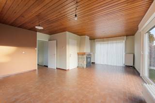 In een rustig gelegen straat in Esen, deelgemeente van Diksmuide, huisvest deze gelijkvloerse woning met volgende indeling:<br /><br />GELIJKVLOERS:<br />Inkomhal met vestiairekast - apart toilet - leefruimte met houtkachel - veranda - ingerichte keuken - koele berging - 3 ruime slaapkamers - ingerichte badkamer met ligbad/douche en lavabomeubel - zeer ruime garage met aansluiting voor de wasvoorzieningen en extra bergplaats - zolder.<br /><br />TUIN:<br />Ruime oprit - overdekt terras - tuinberging - gazon.<br /><br />ALGEMEEN:<br />- Rustige ligging! Op slechts 2km van het centrum van Diksmuide.<br />- Schrijnwerk: Hout, dubbele beglazing, rolluiken.<br />- Regenwaterput: 5.000l + steenput.<br />- Verwarming: CV op aardgas.<br />- Alles op de gelijkvloerse verdieping!<br /><br />Bekijk alvast de 360° virtuele tour: https://bit.ly/3P2XRWA