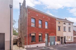 Century21ImmoNero stel voor, deze bijzonder ruime (237m²) en stijlvolle karakter woning die u zal verleiden door zijn ongeëvenaarde charme en vele authentieke elementen, uitstekend gelegen op een paar honderd meter van treinstation en centrum en vlakbij winkels en school en op wandelafstand van het Zoniënwoud. De woning, die volledig onderkelderd is bestaat uit: Gelijkvloers: mooie inkom met trap, afzonderlijke vestiaire ruimte met ingemaakte kasten en WC,living 35m², zeer lumineuze keuken van 12m² en een garage met elektrische sectionale poort. Verdiep: mooie ouderkamer met een ensuite badkamer met bad en douche, 2 kamers waarvan 1 nog af te werken. Zolder: studio met ingerichte keuken, badkamer met WC, living met mezannine, en 2 kamers, waarvan 1 nog af te werken. In de tuin vindt U verschillende sfeervolle terrassen en een ruime berging. De gas condensatie ketel dateert van 2022.Beschikbaar 3 maand na ondertekening Akte. MEER INFO: www.groenendaalsesteenweg67.be
