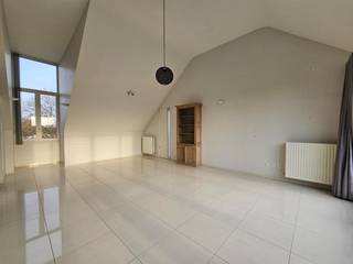 Prachtig appartement van 133m² nabij het centrum van Maasmechelen.Via de lift komt men rechtstreeks in het appartement dat bestaat uit een privatieve...