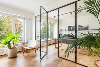<p>Riant appartement op toplocatie! Graag stellen wij dit sublieme appartement voor, welke recent volledig gerenoveerd werd volgens de laatste trends. Het resultaat mag gezien worden: een uiterst praktisch en luxueus appartement waar ruimte en licht de hoofdtonen spelen. Indeling: inkomhall op travertin met gastentoilet en vestiairekast, via de glazen deur ontdekken we de zonnige leefruimte in L-vorm op parket en open luxekeuken voorzien van alle toestellen en een aparte coffeecorner / ontbijthoek en praktische berging met aansluiting wasmachine. Open en groen uitzicht. Aansluitend de keuken bevindt zich het terras met mooi zicht op de omliggende verzorgde tuinen. Er zijn 2 slaapkamers aan de rustige achterzijde waarvan 1 masterbedroom met dressingkasten en luxebadkamer. Een derde slaapkamer, palend aan de living doet heden dienst als bureauruimte en wordt afgesloten met een partij glazen deuren zodat deze mee bij de leefruimte kan betrokken worden. Extra troeven: klein gebouw, nieuwe ramen, gunstig EPC, Elek conform, private kelder, fietsenberging. Toplocatie op de Jan Van Rijswijcklaan net voorbij de prestigieuze kantoren van Bank Delen (expowijk) vlot bereikbaar via openbaar vervoer (tramhalte nabij) snelwegen en fietspaden.</p>