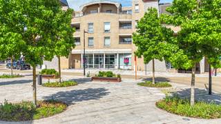 Bij ImmoFusion 7/7 “open huis”: klik op onze 3D-TOUR.<br />Ervaar vastgoed alsof je er zelf doorloopt!<br /><br />Op zoek naar een ruime commerciële locatie met tal van mogelijkheden? Dit voormalige bankfiliaal aan de Koerselsesteenweg 10 in Beringen beschikt over maar liefst 433 m² handelsgelijkvloerse ruimte, aangevuld met een kelder en 3 ondergrondse autostaanplaatsen. Dankzij de commerciële ligging, vlak bij het centrum van Beringen en in de nabijheid van winkels, supermarkten, horeca en scholen, geniet dit pand van een uitstekende bereikbaarheid en visibiliteit.<br /><br />Bij het binnenkomen kom je terecht in een ruime inkomsas die toegang geeft tot de centrale hal. Van hieruit zijn verschillende afzonderlijke ruimtes bereikbaar. De huidige indeling omvat 7 kantoorruimtes, aangevuld met vergader- en ontvangstruimtes. Hierdoor leent het pand zich uitstekend voor diverse professionele doeleinden, zoals een kantoor, vrij beroep, dienstverlening, praktijkruimte of handelszaak.<br /><br />Daarnaast beschikt het gelijkvloers over een kluizenzaal, twee afzonderlijke sanitaire ruimtes en een praktische keuken. De aanwezige indeling biedt bovendien heel wat mogelijkheden om het pand verder af te stemmen op de noden van een nieuwe eigenaar of gebruiker.<br />Ook op praktisch vlak heeft dit pand heel wat troeven. De kelderverdieping omvat technische ruimtes en geeft toegang tot 3 ondergrondse autostaanplaatsen. Verder is het pand voorzien van centrale verwarming op aardgas, een ventilatiesysteem en dubbele beglazing.<br /><br />Pluspunten:<br />- Commerciële topligging in Beringen <br />- Maar liefst 433 m² handelsgelijkvloers <br />- 3 ondergrondse autostaanplaatsen <br />- Kelder met technische ruimtes <br />- 7 afzonderlijke kantoorruimtes <br />- Vergader- en ontvangstruimtes <br />- 2 aparte sanitaire ruimtes <br />- Centrale verwarming op aardgas <br />- Ventilatiesysteem <br />- Dubbele beglazing <br />- EPC-label C <br />- Geen renovatieverplichting <br />- Veel mogelijkheden voor diverse professionele activiteiten <br /><br />Maatregelen opgenomen in het Maatregelenregister: nee<br /><br />Voor een bezichtiging ter plaatse of meer info, bel ons op 078/78.78.70, of kom gewoon binnen op ons kantoor, steeds welkom!