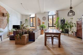 <p>Op een absolute toplocatie, op een steenworp van de Sint-Romboutstoren, bevindt zich deze uitzonderlijk charmante woning boordevol karakter, ruimte en mogelijkheden. Deze unieke eigendom combineert authentieke elementen met hedendaags comfort en geniet van een centrale ligging in het bruisende hart van Mechelen.</p><p>Bij het betreden van de woning komt u terecht in een verzorgde inkomhal. Op het gelijkvloers vindt u verder een ruime dubbele garage met automatische poort, een praktische fietsenberging en extra bergruimte.<br />De woning beschikt over twee ruime en sfeervolle woonkamers die onmiddellijk indruk maken dankzij hun prachtige houten vloeren, overvloedige lichtinval en warme uitstraling. De authentieke charme werd hier met zorg behouden, wat zorgt voor een bijzonder aangename woonbeleving. Daarnaast zijn er twee volledig geïnstalleerde keukens aanwezig, wat deze woning geschikt maakt voor grote gezinnen of kangoeroewonen. Op de verdiepingen bevinden zich drie volwaardige slaapkamers en twee badkamers. Eén van de badkamers is uitgerust met een douche en ligbad.</p><p>Als extra troef beschikt de woning over twee aangename terrassen met een prachtig uitzicht op de iconische Sint-Romboutstoren. Hier kunt u in alle rust genieten van de unieke stadsomgeving. Bovendien is er nog bijkomende bergruimte aanwezig.</p><p>Een unieke kans voor wie op zoek is naar een ruime, karaktervolle stadswoning met uitzonderlijke ligging en tal van mogelijkheden in het historische centrum van Mechelen.</p>