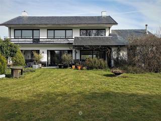 <p><span>DESTELBERGEN - </span><span>Op zoek naar een charmante woning met zonnige tuin en 5 slaapkamers te huur in Destelbergen?<br />Dan is dit pand mogelijk iets voor u</span></p><p><span>De belangrijkste troeven in een notendop: </span></p><ul><li><span>Rustig en residentieel gelegen</span></li><li><span>Prachtige tuin met tennisterrein</span></li><li><span>Lichtrijke en ruime leefruimte </span></li><li><span>5 volwaardige slaapkamers met ingemaakte kasten </span></li><li><span>Extra bergplaats gelegen naast de woning met keuken en douche (ideaal als vrije tijd ruimte)</span></li><li><span>Inclusief inpandige garage en voldoende parkeergelegenheid voor de woning</span></li></ul><p><span>Zo ziet het gelijkvloers eruit: </span><span><br />Inkomhal met apart toilet, ruime L-vormige living met zithoek en eetruimte, ingerichte keuken met aansluitend een berging en een inpandige garage. </span></p><p><span>Zo ziet de eerste verdieping eruit: </span><span><br />5 ruime slaapkamers waarvan 2 slaapkamers met doorlopend terras, badkamer met lavabomeubel, douche, bad en toilet. Ruime zolder. </span></p><p><span>Zo ziet de bergplaats eruit (aanpalend aan de woning): </span><span><br />Vrije tijd ruimte met keuken en douche. </span></p><p><span>Zo ziet de buitenruimte eruit: </span><span><br />Grote tuin met terras en tennisterrein. </span></p><p><span>Belangrijk:<br /></span><span>Beschikbaar vanaf: overeen te komen</span><span><br /></span><span>EPC: 342 kWh/m²<br />Huurprijs: 1900 euro/maand</span></p><p><span>Voor een bezoek ter plaatse, vul zeker uw huurdersprofiel in via onze website!</span></p><p><span> </span></p>