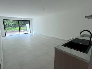 Dit gezellig gelijkvloers nieuwbouwappartement beschikt over een inkomhal met gastentoilet, een ruime woonkamer met zicht op de tuin, een...