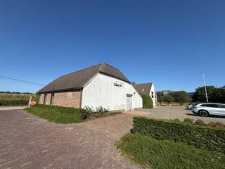 Geef uw onderneming een plek met karakter op een toplocatie langs de E313. Aan de Houtstraat 1 in Oevel combineert dit kantoor- en opslagcomplex een strategische ligging met een herkenbare uitstraling, veelzijdige ruimtes en een eigen binnenplein. Een interessante opportuniteit voor ondernemers die kantoor, vergaderen en opslag op één adres willen samenbrengen. De foto's uit de reportage omvatten voorlopig enkel de rechtervleugel!<br /><br />Extra troef: uitbreiding tot tegen de E313<br />In overleg kan bijkomend een deel van de naastliggende grond worden afgesplitst en aan het verkochte perceel worden toegevoegd, zodat dit tot tegen de E313 reikt. Dat biedt een interessante piste voor ondernemingen die eventuele publiciteit langs de snelweg willen onderzoeken. De omvang en voorwaarden van deze uitbreiding zijn op aanvraag. De mogelijkheden voor publiciteit blijven afhankelijk van de geldende voorschriften en de vereiste toelatingen.<br /><br />Ruimte voor uw onderneming én voor parking<br />Er is reeds een ruime zone voorzien voor parking, een praktische troef voor uw onderneming. De definitieve perceelsafbakening wordt vastgelegd bij de nog te realiseren perceelsafsplitsing, die bij het vinden van een koper wordt opgestart.<br /><br />Een werkomgeving met een eigen identiteit<br />De voormalige Hoeve Houterveld bestaat uit twee witte bouwvolumes rond een binnenplein. De herkenbare gevels, hellende daken, grote glaspartijen en zichtbare dakstructuur geven het geheel een karakter dat u niet in elk bedrijfsgebouw vindt. De kantoorverdieping geniet van een aangename natuurlijke lichtinval.<br /><br />De kantoorvleugel beschikt op het gelijkvloers over een afzonderlijke inkom, verschillende gebruiksruimten, een keuken, bergingen, een serverlokaal en sanitair. Op de verdieping bevinden zich drie bureauruimten, een vergaderzaal, een ontspanningsruimte en een bijkomende berging.<br /><br />De tweede vleugel biedt meerdere opslagruimten, een schuurvolume en eigen voorzieningen met keuken en sanitair. Boven vindt u een ruime zolder met mezzanine en een afzonderlijke opslagruimte. Zo combineert u een representatieve werkomgeving met praktische bedrijfsruimte, verder in te richten en te renoveren volgens uw professionele behoeften en de geldende voorschriften.<br /><br />Beschikbaarheid<br />Rechtervleugel vrij van gebruik, linkervleugel verhuurd onder het gemeenrecht tot en met 31/8/28 (minnelijke beëindiging kan worden bekeken).<br /><br />Energie en erfgoed<br />Beide niet-residentiële eenheden beschikken over een EPC met label F:<br />Houtstraat 1: certificaat 20240620-0003287135-KNR-1.<br />Houtstraat 1 bus 1: certificaat 20250707-0003640394-KNR-1.<br />Asbestattest in opmaak.<br /><br />Het geheel is opgenomen in de vastgestelde inventaris van het bouwkundig erfgoed als Hoeve Houterveld en is niet beschermd als monument. Voor renovatie en eventuele wijzigingen in gebruik gelden de toepasselijke stedenbouwkundige en erfgoedregels.<br /><br />Stedenbouw en ligging<br />BPA Houtstraat (06/01/1989): industriezone met zone non-aedificandi (bouwvrije zone). Geen verkavelingsvergunning van toepassing en geen maatregelen bekend onder MVO. Voorkooprecht ten gunste van De Vlaamse Waterweg nv.<br /><br />Perceel C286B: P-score A en G-score A; niet gelegen in een afgebakend overstromingsgebied, afgebakende oeverzone of aangeduid watergevoelig openruimtegebied.<br /><br />Zoekt u een bedrijfslocatie met karakter langs de E313? Contacteer Krian Vastgoed voor een persoonlijk bezoek en ontdek de ruimtes, de voorziene parkeerzone en de mogelijke perceelsuitbreiding ter plaatse.
