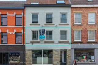 <p>Compact, doordacht en op een locatie die weinig te wensen overlaat. Dit verzorgde appartement van 36 m² op de eerste verdieping van een kleinschalige residentie aan de Tervuursevest in Leuven is een kans die zowel de eigengebruiker als de investeerder niet mag laten liggen.<br /><br />De ligging spreekt voor zich. De Tervuursevest verbindt u moeiteloos met het bruisende stadscentrum van Leuven, het station en alle voorzieningen die de stad te bieden heeft. Een uitstekende bereikbaarheid te voet, per fiets of met het openbaar vervoer maakt dit adres bijzonder aantrekkelijk. Voor wie toch met de wagen komt, bevindt zich een ruime publieke parking schuin tegenover het gebouw.<br /><br />Met één slaapkamer en een efficiënte indeling biedt dit appartement net datgene wat nodig is, ideaal voor een alleenstaande, een koppel of als rendabele investering in een stad waar de vraag naar kwalitatieve kleinere units structureel hoog blijft.<br /><br />De kleinschaligheid van de residentie garandeert bovendien rust en een aangename woonomgeving, iets wat in het Leuvense stadsweefsel niet vanzelfsprekend is.<br /><br />Een slimme keuze op een toplocatie. Contacteer ons vandaag voor meer informatie of een bezoek!</p>