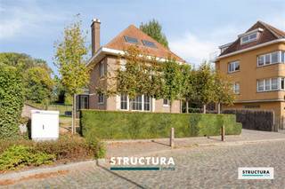 Wenst u een bezoek? Doe dit dan ENKEL via de knop 'bezoek plannen'. 24/7 mogelijk zolang de reserveringen niet volzet zijn.Afspraken zijn niet mogelijk om telefonisch in te plannen of via externe websites.Ruime villa gelegen in het idyllische Kobbegem! Deze indrukwekkende villa biedt een perfecte combinatie van ruimte, comfort en moderne voorzieningen.Met vijf genereuze slaapkamers en een totale grondoppervlakte van 938 m², is dit de ideale woning voor zij die op zoek zijn naar kwaliteit en voldoende leefruimte.Het interieur is uitstekend ingedeeld met open leefruimten die veel natuurlicht binnenlaten dankzij talrijke ramen. De woning beschikt over een indrukwekkende keuken met eiland, voorzien van premium apparatuur en veel werkruimte. De ruime woonkamer biedt een gezellige atmosfeer en directe toegang tot het tuin en terras.Op de eerste verdieping bevinden zich 3 slaapkamers en de badkamer voorzien van bad, lavabo en 2e WC.Op de tweede verdieping bevinden zich de overige 2 zeer ruime slaapkamers. De woning beschikt eveneens over een onderkeldering.Het uitgebreide terras is ideaal voor ontspanning en sociale bijeenkomsten. De aangelegde tuin biedt privacy en ruimte in alle rust.De woning beschikt over een garage en parkeergelegenheid op privaat terrein. Deze villa combineert het voordeel van landelijk wonen met voldoende privacy en moderne comfort. 3 maanden huurwaarborg. Onmiddellijk vrij. EPC F598