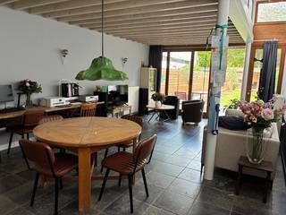 <p>Deze instapklare en lichtrijke woning gelegen in de Heistraat 156 te 2610 Wilrijk combineert een uitstekende ligging nabij winkels, scholen, openbaar vervoer en belangrijke invalswegen.<br />De woning is ideaal voor wie op zoek is naar een gezellige gezinswoning waar u meteen kan intrekken.<br />De woning beschikt over 2 volwaardige slaapkamers, met de mogelijkheid om een 3de slaapkamer te creëren en over 2 badkamers. Dankzij de grote raampartij en de open sfeer geniet de leefruimte van veel natuurlijk licht. De gezellige tuin van 114m2 beschikt achteraan over een ruime (fietsen)berging en is bereikbaar via een fiets/wandelweg .</p><p>Bovendien beschikt de woning over een gunstig EPC-label en is de elektriciteit volledig conform.</p><p>Kijkdag: 10/10/2027 (afspraak via mail)</p>