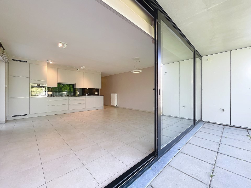 Lichtrijk gelijkvloers appartement in hartje Oostnieuwkerke - foto 4
