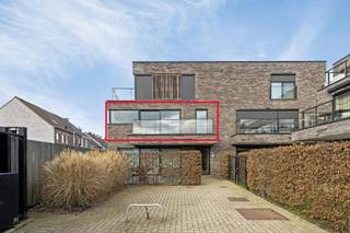 Dit gezellig appartement zoekt nieuwe bewoners! Ben jij op zoek naar een mooie gezellige woonst dan is dit misschien iets voor u? Dit appartement heeft 1 slaapkamer en een ruim terras.<br /><br />INDELING:<br />- inkom met gastentoilet<br />- lichtrijke leefruimte<br />- ruim terras<br />- open keuken (kookplaats, spoelbak, frigo, oven...)<br />- praktische bergruimte<br />- 1 slaapkamer<br />- badkamer (lavabo en douche)<br /><br />Algemeen:<br />- fietsenstalling<br />- autostaanplaats verplicht bij te huren (€30,00)<br />- centrum Waregem<br /><br />Bent u geïnteresseerd in deze woonst? Vraag zeker uw bezoek aan via onze website www.dewaele.com !
