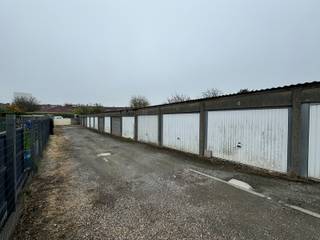 Immo Pické biedt U deze gesloten garagebox(en) aan in een garagecomplex van in totaal 14 garages. Deze garageboxen kunnen afzonderlijk of samen...