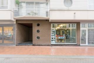 Commercieel gelegen handelspand te huur in het centrum van Heist. Momenteel ingericht en uitgebaat als kapsalon. Dankzij de centrale ligging...