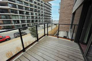 Dit nieuw appartement is gelegen in de standing volle residentie genaamd O’Sea te Mariakerke.<br />Het gebouw wordt gekenmerkt door zijn moderne architecturale stijl met zijn ruime terrassen en zonnige binnentuin.<br />De Zeedijk, winkels en openbaar vervoer zijn gelegen op wandelafstand. Gratis parking in de straat voorzien.<br />Grote troeven van het appartement:<br />- Het appartement is verhuurd aan een vaste huurder voor een huurprijs van 900 €/maand.<br />- Uitstekende oriëntatie =&gt; zuid gericht<br />- De flat is zeer energiezuinig en beschikt over een A-label<br /><br />Het appartement is gelegen op een 1ste verdieping en heeft volgende indeling:<br />- Ruime inkomhal<br />- Zonnige woonkamer en eetplaats met veel natuurlijke lichtinval<br />- Via het openklapbaar raam bereikt men het ruime zuidgerichte terras met zijdelings zeezicht<br />- De open keuken is voorzien van alle nodige elektrische toestellen: vaatwasser, koelkast, combi-oven,… <br />- Verder is er een ruime, volwaarde slaapkamer. <br /><br />Er is een waterontkalker in het gebouw.<br />Het gebouw is voorzien van zonnepanelen (laag energieverbruik)<br />Fietsenberging aanwezig.<br />Elektriciteit: CONFORM HET AREI<br />Het appartement scoort uitstekend op vlak van energie =&gt; 55 kWh/m²<br /><br />Wenst u dit instapklaar nieuwbouwappartement te bezichtigen neem dan contact op via telefoon op 0495/50.69.20 of via e-mail naar nicolas@jolieinvest.be<br />