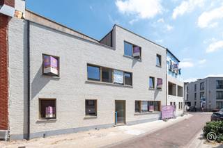 In het rustige en landelijke Sint-Amands wordt de kleinschalige residentie Delang opgetrokken. Het project bevindt zich op een uitstekende locatie, op wandelafstand van scholen, winkels en openbaar vervoer. Bovendien bevindt de residentie zich vlakbij de Schelde, waar je een aangename wandeling kan gaan maken. Het gebouw springt meteen in het oog door de sfeervolle, aangename gevel die de nodige rust uitstraalt.<br /><br />Het project is gelegen op de hoek van de Romain Steppestraat en de Emmanuel Rollierstraat en zal bestaan uit 8 praktisch ingerichte appartementen met 2 of 3 slaapkamers en ruime terrassen.<br />De doorrit geeft toegang tot de 13 autostaanplaatsen (waarvan 7 overdekt en 6 niet-overdekt) die zijn gelegen achteraan de residentie.<br />Verder vinden we nog een gemeenschappelijke fietsenberging.<br /><br />De units zullen bijna-energieneutraal zijn en voldoen aan de huidige energienormen. <br />Er wordt oa. gebruik gemaakt van warmtepompen (geothermie), een ventilatiesysteem type D en zonnepanelen.<br /><br />Er wordt gestreefd naar een kwalitatieve afwerking tot in de puntjes. De inrichting kan zelf gekozen worden.<br /><br />Wenst u meer informatie over dit kwalitatieve nieuwbouwproject?<br />Contacteer ons gerust via info@julimmo.be of 03 303 39 36.