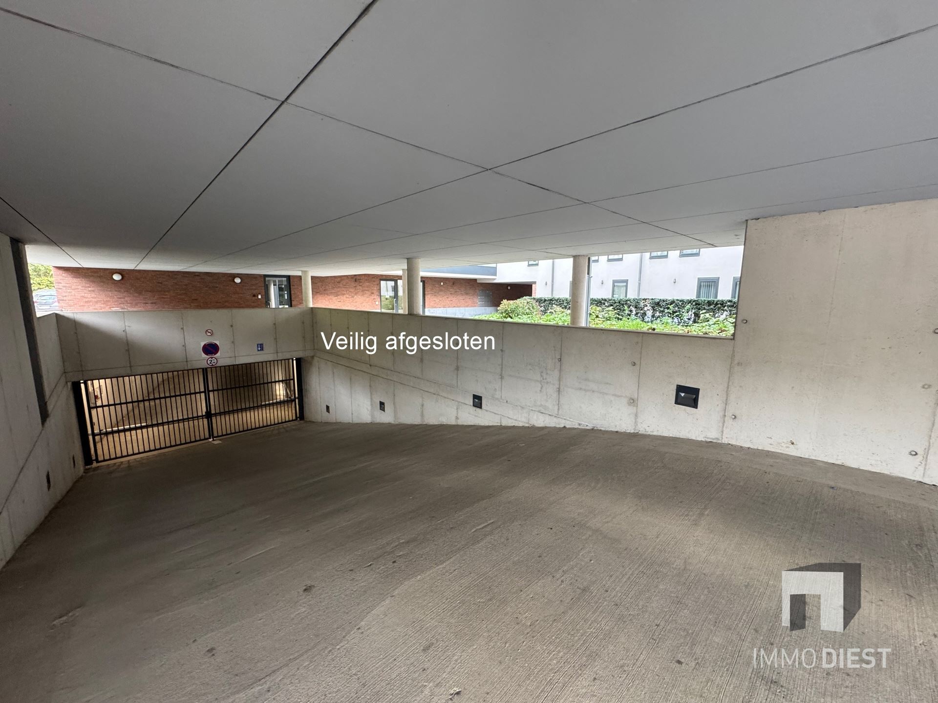 Zeer goed gelegen autostaanplaats te huur - foto 4
