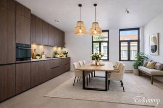 This charming renovated flat with terrace, located in a small building, offers a perfect balance between comfort and style, situated in the lively and innovative Stuivenberg district.<br />This flat is within walking distance of the Stuivenbergsite park complex.<br />Upon entering, there is an entrance hall with a separate toilet. The bright living room of approx. 29m² on the street side offers an attractive environment to relax, while the luxurious open kitchen is fully equipped and offers plenty of storage space.<br />The bedroom of approx. 12m² is located at the quiet rear and gives access to the terrace. The modern fitted shower room has a spacious shower and stylish bathroom furniture. There is also a handy separate storage room with connections for a washing machine and dryer. The neighbourhood is a vibrant  neighbourhood of cultures, known for its colourful supermarkets and numerous culinary surprises. What's more, you are only a few minutes' walk from public transport: tram, bus and train station. Private basement storage room. Electricity compliant. Good EPC score. Private central heating. Building with low expenses.