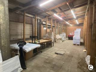 <p><span>Magazijn met bureel op toplocatie!</span></p><p><span>Deze polyvalente kavel met magazijn biedt enorm veel stockageruimte en is optimaal bereikbaar dankzij de nabijheid van de A12 en de E19. Bovendien is het magazijn gelegen in de Jules Moretuslei, vlakbij het centrum van Wilrijk, waardoor u ook de nodige passage en zichtbaarheid geniet. Met dank aan de grote inrij leent het magazijn zich perfect om eenvoudig te lossen en laden, maar ook om rechtstreeks met de wagen/camionette binnen te rijden. Bovendien is er ook ruimte om kantoren in te richten, administratie bij te houden, noem maar op... Kadastraal staat het pand gekend als appartement, dus ook daartoe zijn mogelijkheden. Kortom, een betaalbaar pand met enorm veel potentieel voor gelijk welke invulling en indeling. Neem alvast een kijkje op het grondplan dat u op onze website kan vinden om een beter zicht te krijgen op de huidige indeling.</span></p><p><span> </span></p><p><span>Inkom, doorrij, & magazijn:</span></p><p><span>De inkom van het magazijn ligt achter een grote poort van 3 meter breed. Samen met de overdekte doorrij en het magazijn beschikt u maar liefst over een stockageruimte van maar liefst 152m². Met dank aan de hoge plafonds kan er ook in de hoogte worden gewerkt .Aan werk- alsook opslagruimte is hoegenaamd geen gebrek. </span></p><p><span> </span></p><p><span>Bureel-/archiefruimte:</span></p><p><span>Deze ruimte bestaat uit 5 compartimenten, ideaal als kantoor, atelier, archief,... Uiteraard kan u hier ook een toilet vinden alsook de nodige aansluiting voor bijvoorbeeld een kitchenette, douche,...</span></p><p><span> </span></p><p><span>Extra troeven:</span></p><p><span>- Toplocatie</span></p><p><span>- 224m²</span></p><p><span>- Geen maandelijkse lasten</span></p><p><span>- Polyvalent pand</span></p><p><span>- Laag KI</span></p><p><span> </span></p><p><span>*</span><span>Renovatieplicht:</span><span> binnen de 6 jaar na aankoop label D of beter behalen</span></p>