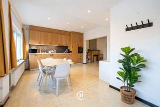<p>Dit gerenoveerde gelijkvloerse appartement bevindt zich op een rustige ligging in een zijstraat van de Groenlaan, op wandelafstand van het centrum van Herzele.</p><p>Het appartement omvat een lichtrijke leefruimte, een vernieuwde keuken, één slaapkamer en een moderne badkamer met douche en dakraam. Daarnaast is er een ruime berging met aansluitingen voor wasmachine en droogkast, evenals een private kelder.</p><p>Achteraan geniet u van een private tuin van 137 m² met terras, ideaal om te ontspannen en te genieten van de avondzon. Een gemeenschappelijke garage biedt extra mogelijkheden voor het stallen van fietsen en het opbergen van materiaal.</p><p>Troeven: gerenoveerd in 2018, gelijkvloers wonen, private tuin, kelder en rustige centrale ligging.</p><p>Ook benieuwd? Plan dan nu jouw bezoek!</p>