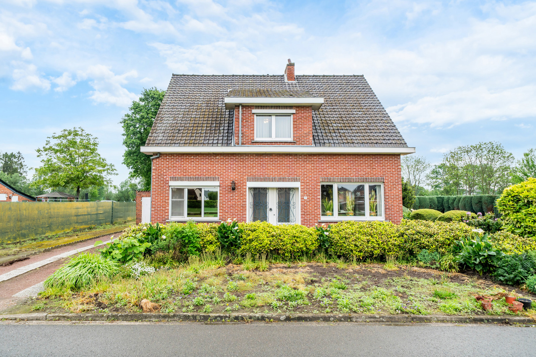 Karaktervolle jaren ’60 gezinswoning met een uitzonderlijk breed perceel (37m) en eindeloos potentieel op een toplocatie in Geel! - foto 1