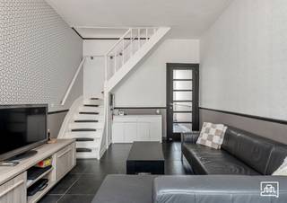 <p><span>Te koop : Tienen </span></p><p><span>In de buurt van het station van Tienen en eveneens kortbij het centrum van Tienen met al zijn faciliteiten.</span></p><p><span> </span></p><p><span>Een gezellig rijhuis. U komt binnen in de gang en loopt door tot de living, aansluitend zijn de eetplaats en de open keuken.</span></p><p><span>U beschikt over een diepe tuin met terras. Door zijn oriëntatie kan u genieten van schaduw of zon.</span></p><p><span> </span></p><p><span>In de keuken is er een glasstraat om veel natuurlijk licht binnen te brengen.</span></p><p><span> </span></p><p><span>Op het gelijkvloers heeft u ook nog de badkamer, met ruim ligbad, wastafel, toilet en aansluiting voor wasmachine.</span></p><p><span> </span></p><p><span>Op het verdiep is er vooraan een slaapkamer en eveneens een doorloopkamer die toegang geeft met vast trap naar de zolder.</span></p><p><span>De zolder is netjes ingericht tot de master bedroom.</span></p><p><span> </span></p><p><span>Woning is heden verhuurd, en kan zeker ook dienen als een investering die rendeert vanaf dag 1. </span></p><p><span> </span></p><p><span>We maken graag tijd voor een bezoek ter plaatse.</span></p><p><span> </span></p><p><span> </span></p>