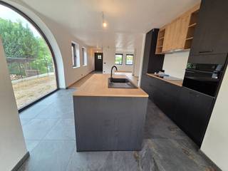 <p><span>De woning combineert een zeer praktische indeling met alle voordelen van een energiezuinige woning met EPC score A.</span></p><p><span>Deze landelijke halfopen bebouwing is uitgerust met een warmtepomp, vloerverwarming, 12 zonnepanelen 4860Wpiek, een volledig ingerichte keuken, dubbele moderne badkamer en maar liefst 4 ruime slaapkamers. Vele ruimtes zijn reeds voorzien van ingemaakte kasten. Tussen de verdiepen is een stenen trap voorzien. <br /><br />We betreden de woning via de inkomhal met gastentoilet en vestiaire voorzien van vaste kastenwand. De zonnige leefruimte biedt plaats voor een gezellige zithoek en eetruimte. De open keuken is mooi geïntegreerd en voorzien van alle toestellen en comfort. In de woonkamer werd tevens een bureauhoek of leuke kinderspeelruimte voorzien waardoor er aan ruimte geen gebrek is.  Vanuit de leefruimte heeft u toegang tot de zuidgeoriënteerde tuin, waar u in alle rust en privacy kunt genieten van een heerlijke avond. Op het gelijkvloers vindt u tevens een praktische voorraadberging, wasplaats en douchekamer uitgerust met douche, lavabomeubel en 2</span><span><sup>de</sup></span><span> toilet.</span></p><p><span>Op de eerste verdieping geeft de nachthal met ingebouwde kastenwand toegang tot drie ruime slaapkamers. Twee van de 3 slaapkamers zijn voorzien van ingemaakte kasten. Het verdiep biedt een 2</span><span><sup>de</sup></span><span> badkamer met ligbad, dubbel lavabomeubel en 3</span><span><sup>de</sup></span><span> toilet.</span></p><p><span>Via een vaste trap krijgt u toegang tot het 2</span><span><sup>de</sup></span><span> verdiep dat volledig werd afgewerkt tot 4</span><span><sup>de</sup></span><span> master bedroom en technische berging ruimte.</span></p><p><span> </span></p><p><span>Deze hoogwaardig afgewerkte woning met 4 ruime slaapkamers is instapklaar. De tuin werd reeds omheind en een gemetseld garage bijgebouw van 35m² met automatische poort zorgt voor extra berging van wagen, fietsen en tuinbenodigdheden.</span></p><p><span> </span></p><p><span>Kom snel deze parel ontdekken. Maak uw afspraak bij Dupont Vastgoed op 015 15 15 15.</span></p><p><span> </span></p><p><span>Adviesprijs: 549.000 euro + 21% BTW.</span></p><p><span> </span></p>