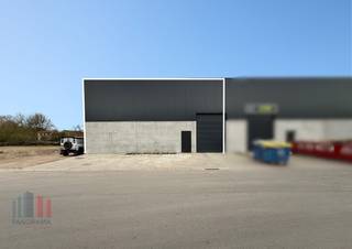 Nieuwbouw KMO-unit met een oppervlakte van 275 m² te huur nabij de R4 met een vlotte verbinding naar de E34, E17 en E40. De loods van 250m² met...
