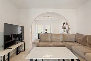 <p><span>Knappe woning 198m² met 3 slaapkamers + ruime zolder te Beverlo.</span></p><p><span> </span></p><p><span>Belangrijkste troeven: </span></p><p><span>- Centrale ligging</span></p><p><span>- Kwalitatief afgewerkt</span></p><p><span>- Verrassend ruim</span></p><p><span>- Tuin</span></p><p><span>- Zonnepanelen</span></p><p><span>- Garage inpandig</span></p><p><span> </span></p><p><span>Bekijk zeker ook de grondplannen met de afmetingen. Zo krijgt u van thuis uit al een perfect beeld van wat deze woning te bieden heeft!</span></p><p><span> </span></p><p><span>Wenst u meer info of een vrijblijvende bezichtiging, contacteer dan ons kantoor op het nummer 011 85 15 15 en wij helpen u graag verder.</span></p>