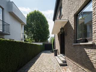 <p><span>SINT-AMANDSBERG - Halfopen woning met 4 slaapkamers en ruime tuin</span></p><p><span> </span></p><p><span>Bent u op zoek naar een ruime gezinswoning met veel licht, een grote tuin en tal van mogelijkheden om naar eigen smaak in te richten? Dan is deze halfopen woning in de Johannes Hartmannlaan 28 te Sint-Amandsberg zeker het ontdekken waard. </span></p><p><span>De woning is rustig gelegen in een residentiële woonomgeving in Sint-Amandsberg, op een boogscheut van de Rozebroeken. Scholen en winkels bevinden zich op wandelafstand en het Centrum van Gent is vlot bereikbaar met de fiets. </span></p><p><span> </span></p><p><span>De belangrijkste troeven in een notendop: </span></p><ul><li><span>4 slaapkamers</span></li><li><span>Veel natuurlijke lichtinval</span></li><li><span>Ruime, zuidwestgerichte tuin</span></li><li><span>Grote afzonderlijke garage</span></li><li><span>Kelder en opbergzolder</span></li><li><span>Rustige ligging vlakbij Gent </span></li></ul><p><span> </span></p><p><span>De indeling gaat als volgt: </span></p><p><span>Bij het binnenkomen geeft de inkomhal met afzonderlijk gastentoilet toegang tot de verschillende ruimtes op het gelijkvloers. De eet- en leefruimte vormt het hart van de woning en geniet van een prachtig uitzicht op de tuin. Aansluitend bevindt zich de keuken. </span></p><p><span>Vanuit de inkomhal is ook de kelder bereikbaar. </span></p><p><span> </span></p><p><span>Op de eerste verdieping bevinden zich vier slaapkamers. De badkamer, uitgerust met douche in bad en dubbele lavabo, is zowel toegankelijk vanuit de nachthal als rechtstreeks vanuit de master bedroom. Daarnaast is er een afzonderlijk toilet. </span></p><p><span>Voor extra bergruimte is er een zolder, bereikbaar via uitschuifbare trap. </span></p><p><span> </span></p><p><span>Achteraan bevindt zich de ruime, zuidwestgerichte tuin, die dankzij haar oppervlakte en oriëntatie een mooie troef vormt. </span></p><p><span>Daarnaast beschikt de woning over een ruime, afzonderlijke grage met plaats voor een wagen, fietsen en extra bergruimte. </span></p><p><span> </span></p><p><span>De woning vraagt enige opfrissing, maar biedt dankzij haar ruime indeling, mooie lichtinval en aangename tuin heel wat mogelijkheden om er een fijne thuis van te maken, volledig naar eigen smaak. </span></p><p><span> </span></p><p><span>Belangrijk: </span></p><p><span>EPC: C (206 kWh/ m² jaar) </span></p><p><span>Richtprijs: € 495.000</span></p><p><span> </span></p><p><span>Interesse? Contacteer Axel Lenaerts Destelbergen via <span>destelbergen@axellenaerts.be</span></span><span> of 09/219.08.77 voor meer informatie of een bezoek. </span></p><p><span> </span></p>