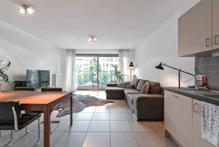 Modern nieuwbouwappartement met twee slaapkamers op zeer goede ligging in het centrum. Het appartement is voorzien van design verlichting en zal beschikbaar zijn 01-11.<br /><br />Indeling: <br />Inkomhal met apart toilet en bergruimte met aansluiting voor de wasmachine, leefruimte op tegelvloer, met volledig ingerichte open keuken (voorzien van vaatwasser, combi-oven, kookvuur, dampkap en koelkast). Aansluitend aan de leefruimte is een mooi terras .Badkamer met dubbel lavabomeubeld en ligbad met douchescherm. Twee slaapkamers (1 grote en 1 kleine). <br /><br />Bijzonderheden:<br />Maandelijkse kosten 80 euro (onderhoud gemeenschappelijke delen en lift). <br />Alle verbruik met aparte meters. Zeer energie zuinig vanwege het lage EPC van 75 kWh/m². <br />Op het gelijkvloers is er een fietsenberging.